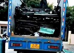 废弃物资装车